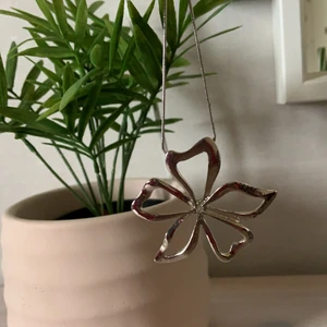 Blomhalsband - Superfint halsband med en blomma. Säljer pga aldrig använt.                                                                                      