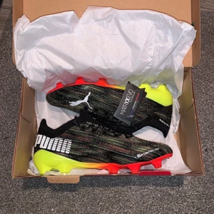 Puma fotbollsskor  - Helt nya oanvända vill sälja eftersom dem är för stora. Dem är i storlek 44. Ny pris 2200kr