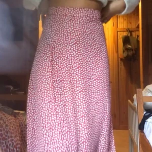 Blommig söt kjol - En supersöt kjol som är köpt förra sommaren från NAKD! Använd endast 2 gånger så i super bra skick ❤️ köparen står för frakten ‼️💛