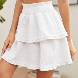 Jätte fin sommar volang kjol. Säljer pga har ingen användning för den. Storlek S. Aldrig använd. Köpare står för frakt!