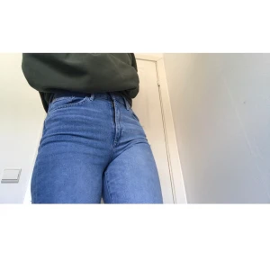 Blåa vida byxor - Jätte fina men sitter för tight och kort på mig, skulle passa bäst på någon som är under 170 lång. Kunden betalar frakt men annars kan jag mötas upp i västerås!💕
