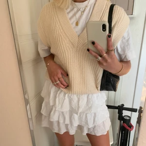 Krämvit/beige väst - Säljer min superfina väst då den tyvärr inte kommer till användning :( Den är beige/krämvit i färgen och är knappt använd, så är i bra skick! Bud på 210kr