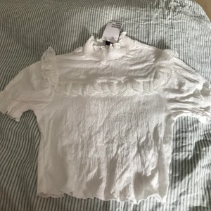 Topp - Jättefin ny vit blus med prislapp kvar. Köpte men kommer inte till användning. Kom privat om du är intresserad så kan vi snacka pris❤️ storlek XS men funkar som S