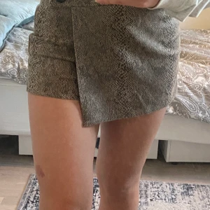 Shorts-kjol i orm-mönstrer - Denna kjolen med inbyggda shorts är helt oanvänd, säljer den nu eftersom att den börjar bli lite kort på mig, dessutom har jag inte hittat något bra tillfälle att använda den. Jag hoppas den kommer till användning hos någon annan!❤️ Obs! Köparen står för frakten!