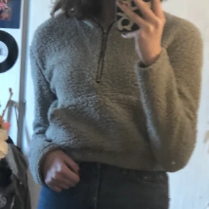 Zipup  - Zipdup hoodie från Zaful med fickor och dragkjedja. Croppad. Grå och ganska använd men i fint skick. Lång armar. För fler bilder kontakta. ENDAST SWISCH. FÖR MER INFO KOLLA BIO. 