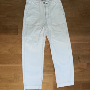 GinaTricot Worker Pants  - Coola vita worker pants. Endast använda ett fåtal gånger. Säljer då dem är för små för mig. Hör av dig vid intresse. Köparen står för frakten. 