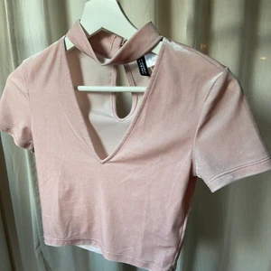 Söt tröja! - Rosa croppad topp i sammet! Nästintill aldrig använd. Köpt från H&M divided🌸💓💕