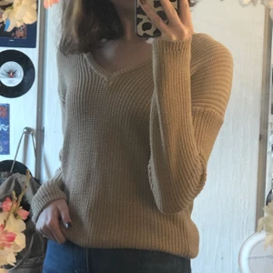 Nakd stickad - En nakd tröja som är stickad och vringad framåt. Ganska använd och beige. Ganska lång i armarna och väldigt skön. För föer vilder kontakta. ENDAST SWISCH. FÖR MER INFO KOLLA BIO. 