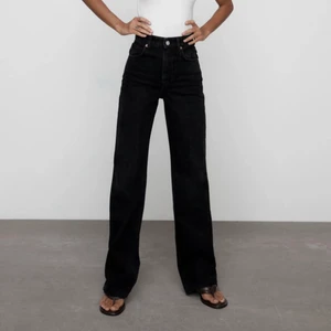 Jeans från Zara - säljer mina svarta wide leg full length jeans från zara. Använt ett få tal gånger men ändå i fint skick. dom passar mig i längd som är 1,62, man kan klippa av dom ner till om dom blir för långa. Frakt ingår:)