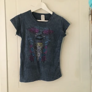 Edhardy tröja - Säljer denna fina t Shirt från edhardy som jag sätt mycket om här på Plick. Pris går att diskuteras 💕