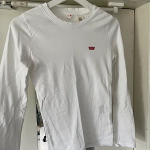 Levi’s - En vit långärmad T-shirt från Levi’s i storlek xs. Väldigt snålt använd så i fint skick. 