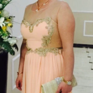 Bröllops klänning  - Mycket bra skick, använd en gång, säljer eftersom jag ej passar i den mer. Köpt för 3500kr 