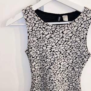 Blommig miniklänning ifrån H&M, går såklart också att använda som kjol med en tröja över! Storlek 34, skriv för fler bilder