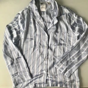 Siden-pjamas i Strl S - Pjamasset i sidenlikt tyg, knappt använd då storleken var lite för liten för mig. Strl skjorta: XS, Strl byxa: S