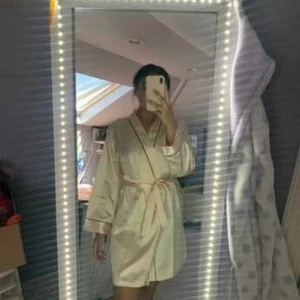 Kimono - Sjukt fin siden kimono som tyvärr inte kommer till användning. Storlek medium. Enbart budgivning. Den är enbart testad!