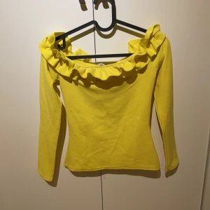 Off shoulder tröja i strl XS - Köpt från Nelly och bra skick. Lite små fläckar som ej syns. 
