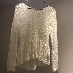 Vit fin topp🤍 - Vit topp, super fin! Passar på mig som brukar bära storlek s! 🌟🌟🌟 perfekt om man inte vill ha klänning till studenten!