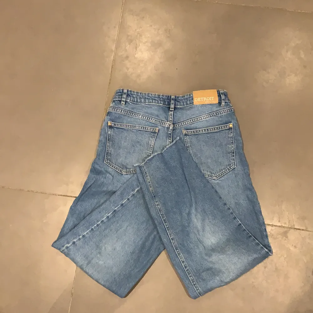 Här säljer jag ett par jeans från Lindex. Dem passar någon som är runt 1,50. 200 kr från början men nu säljer för 100kr! Super fina men nu för små för mig!💖. Jeans & Byxor.