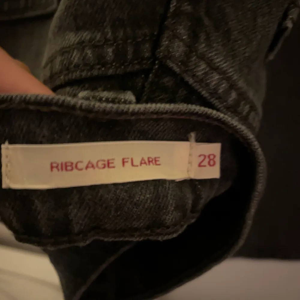 Säljer dessa superfina Levi’s jeans i modellen ”ribcage flare” knappt använda eftersom det inte är min stil längre! Stolek 28 . Jeans & Byxor.