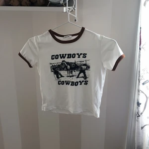 baby tee - Aldrig använd! Passar stl XS😊 Eftersom många verkar vara intresserade så blir det budgivning💛