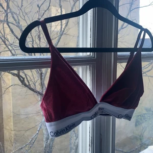 Topp från Calvin klein - Perfekt topp från Calvin Klein! Storlek M