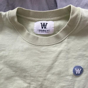 💚Wood Wood tröja💚 - Säljer denna fina gröna wood wood tröja , den är lite liten för mig!💚