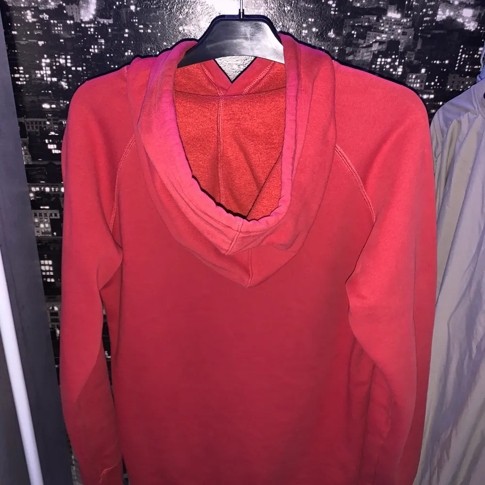 Röd Hoodie från Tiger of Sweden i storlek medium. Riktigt mysig och skön hoodie. Köpt för ungefär 1000kr. Hoodien är i väldigt bra skick och har inte använts mycket. Säljer för använder inte längre.. Hoodies.