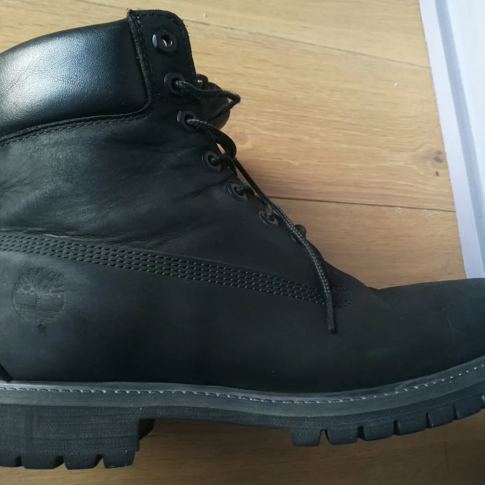 Black Timberland 6Inch premium boot black. Good condition. I can send more photos. Size 8,5 w - EUR 42,5. I prefer personal delivery in Stockholm. Skor.