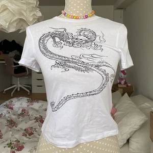 drake tshirt - Helt ny tshirt med drake på från weekday. Helt slut såld och lappen är fortfarande kvar. 