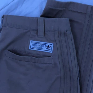 Adidas chinos - Beigea adidas chinos storlek 3030 men skulle säga att dem sitter större, lägger upp för intresse!(skriv om du är intresserad)