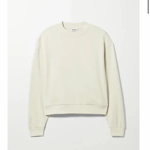 Off-white sweatshirt  - Superfin off-white sweatshirt från weekday i modellen amaze. Köpt förra våren  men sparsamt använd, inga defekter!! Nypris: 400kr