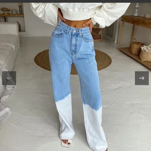 Jeans - Säljer dessa jättefina jeansen som tyvärr inte passade mig och som inte går att skicka tillbaks. Orginalpris är 700 + frakt på ca 200kr. Storleken är S men skulle säga att de passar någon som har w:25/26 och L:30. Sänker pågrund av att jag inte fått de sålt för ett högre pris☺️