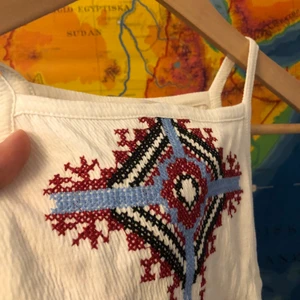 Topp - Kort vit topp med broderier på. Pris+frakt