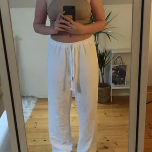 Linnebyxor - As fina linnebyxor, helt nya. Säljer pga att de är för långa för mig som är 160. Frakt tillkommer💞💞 Står inget märke i men de är köpta på en liten affär 2 plan. Står ingen storlek heller men passar S-M beroende på hur du vill att de ska sitta!