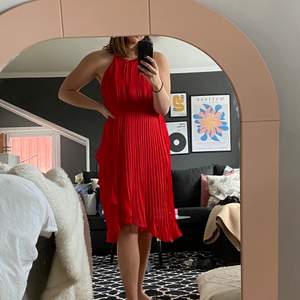 Röd klänning från Missguided i strl M. Halterneck och öppen i ryggen✨🤍