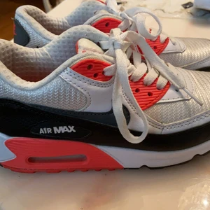 Ett par Air Max i röd, svart och vit. Köpare står för frakt. Det är i storlek 35.  - Lite smutsiga. Säljer dom för 70 kr och köpare står för frakten. Storlek 35.