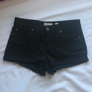 Shorts  - Låg midjade svarta shorts! Storlek 34 🤍