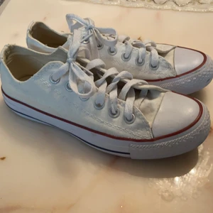 Ett par låga convers skor i vit som jag inte använder. Storlek 37 men passar en 38. Säljer dessa då dom ej kommer till användning. Om fler är intresserade blir det bud. Köparen står för frakt. - Hyfsat bra skick, storlek 37-38.