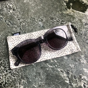 CHIMI #003 - CHIMI eyewear solglasögon i modellen #003 färgen ginger! En lite missfärgning finns i fodralet, som syns på den tredje bilden!