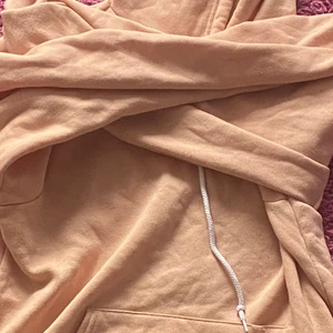 Hoodie - En rosa  bärs hooodie