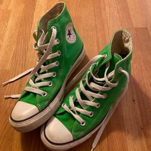 Lime-gröna converse i strl 39!💚 befintligt skick.Köparen står för större delen av frakt (70kr). Vid större efterfrågan av skorna startas budgivning!☺️