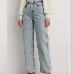 Blå jeans  - Superfina stentvättade ljusblå jeans! Så trendiga och fina nu till sommaren, och är i princip oanvända! Superfint skick, utan några som helst defekter❤️❤️