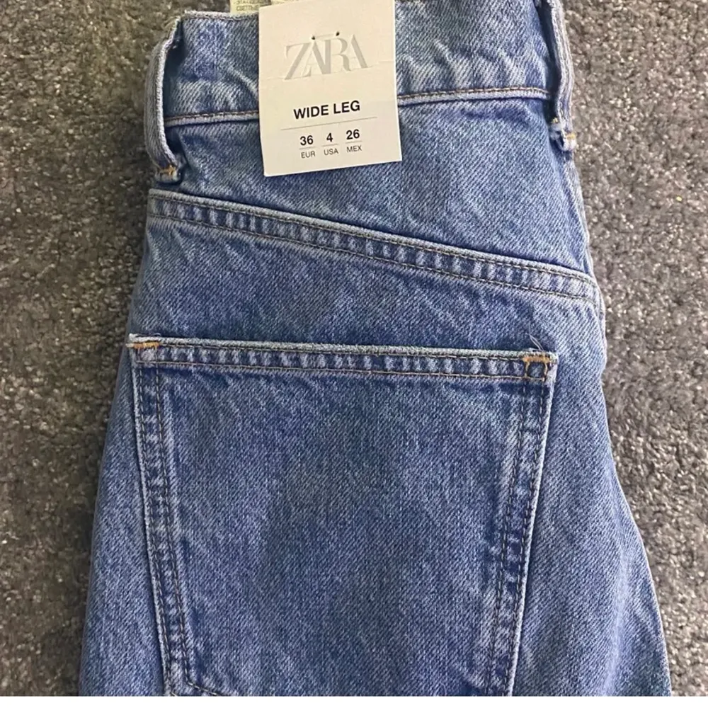 Zara jeans i modellen wide leg strl 36❤️ skriv privat för mer bilder. Säljer för det är för små för mig🥰 lappen är kvar. Jeans & Byxor.