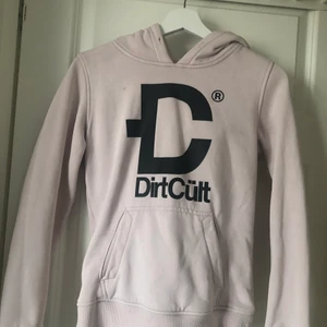 Dirtcult hooide - en fin och populär hoodie, använder tyävärr aldrig, & tyvärr är snörerna till hoodien borta:/ annars är den rätt så fin! ganska liten i storleken. KAN BYTAS MOT ANNAT PLAGG