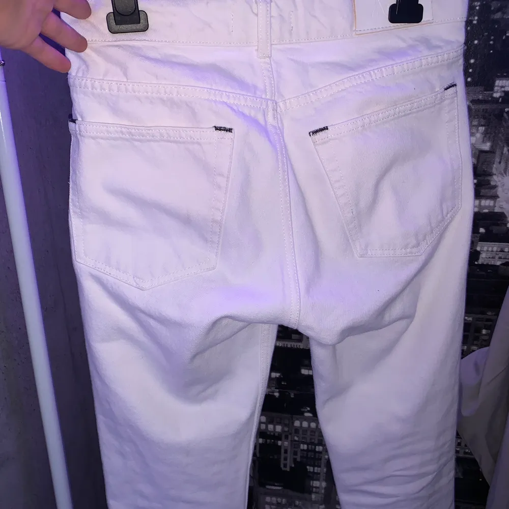 Vita jeans från Acne Studios i modellen Roc Optic. Byxorna är i bra skick och har inte använt mycket! (Köpte dem för 1200kr och de kan inte köpas i butik längre) Säljes pågrund av att jag inte använder dem längre.. Jeans & Byxor.