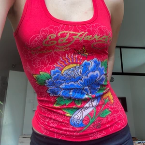 Ed Hardy linne - Rött linne från Ed Hardy! Inga defekter. Skriv om du har några frågor 🌺