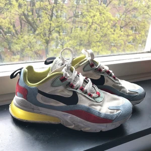 Nike Air 7C skor  - Somriga Nikeskor i ljusa färger som passar nu när det börjar bli sommar! Skorna är i modellen ”Nike Air 7C react” och köptes nya för 1300kr. De har använts men är i jättefint skick, säljer pga att de blivit försmå. Köparen står för frakten 🤎