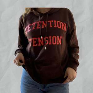Detention Tention hoodie från carlings. En brun med röd text hoodie. Super mjuk och skön. Är storlek S, men är lite stor. Skriv privat för mer bilder/info 🤠 
