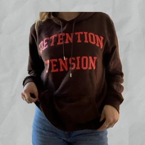 Brun tröja från Carlings  - Detention Tention hoodie från carlings. En brun med röd text hoodie. Super mjuk och skön. Är storlek S, men är lite stor. Skriv privat för mer bilder/info 🤠 