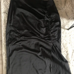 Kjol  - Jättefin kjol i satin med slits, aldrig använd prislapp finns kvar! Denna finns ej kvar på hemsidan! Köpt för 129kr! Säljer den pga att jag ej får på mig den! Storlek 40! 🤎Frakt ingår i priset!🤎